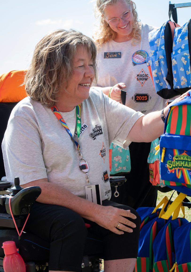 En frivillig kvinde der sætter cirkus rygsække på plads