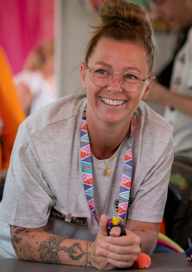 En frivillig bag en disk på cirkuspladsen