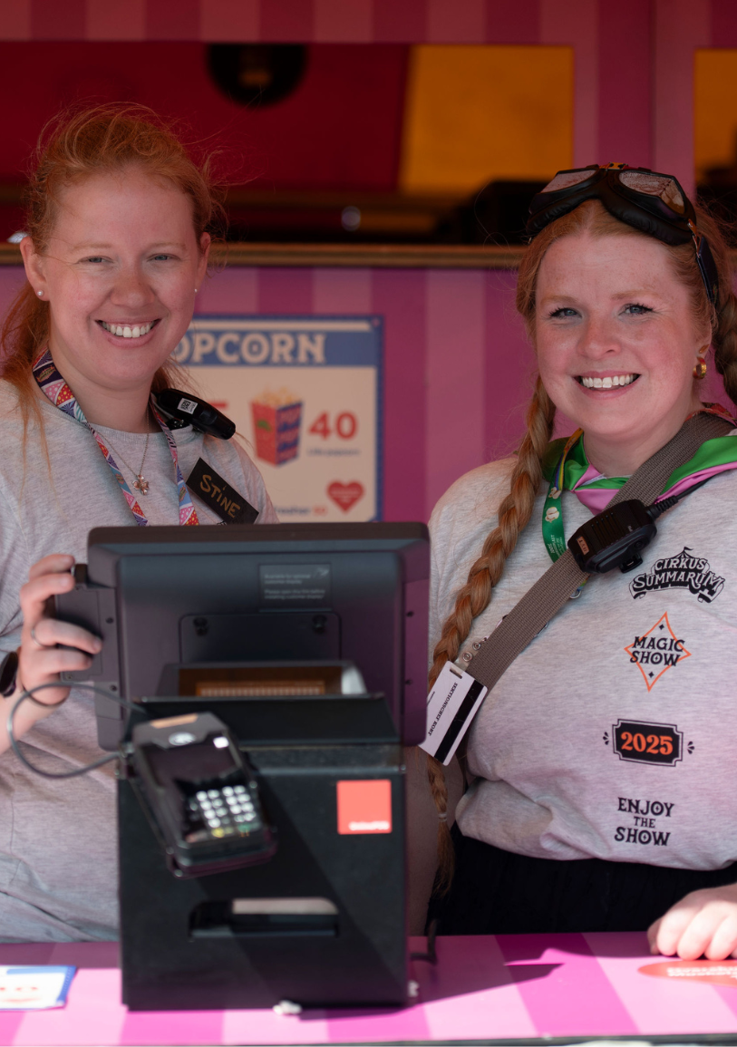 to frivillige kvinder på cirkuspladsen