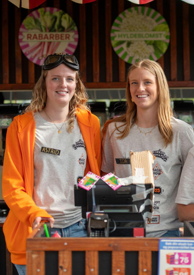 To frivillige i slush ice boden på cirkuspladsen