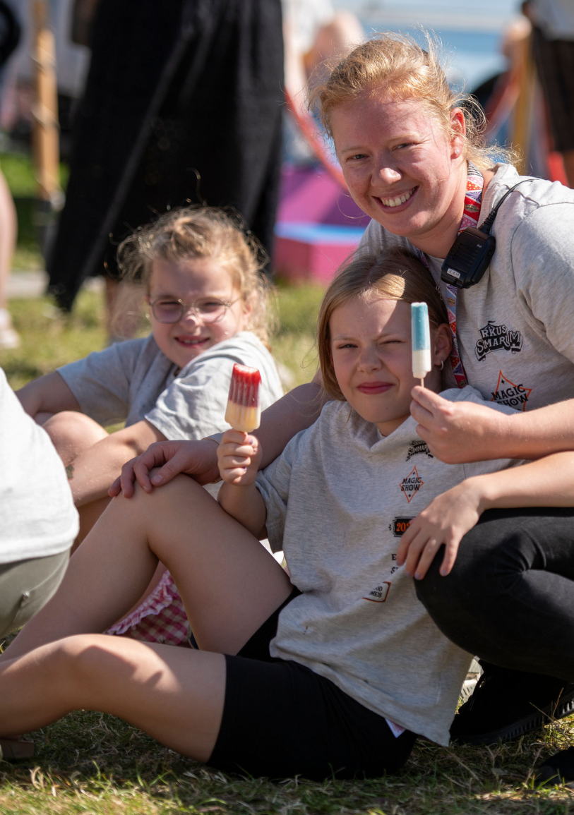 frivillige på cirkuspladsen, som spiser is