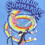 Nærbillede af Cirkus Summarum tryk på forsiden af t-shirt i blå. På trykket ses Cirkus Summarum logo, regnbue og fire cirkusartister.