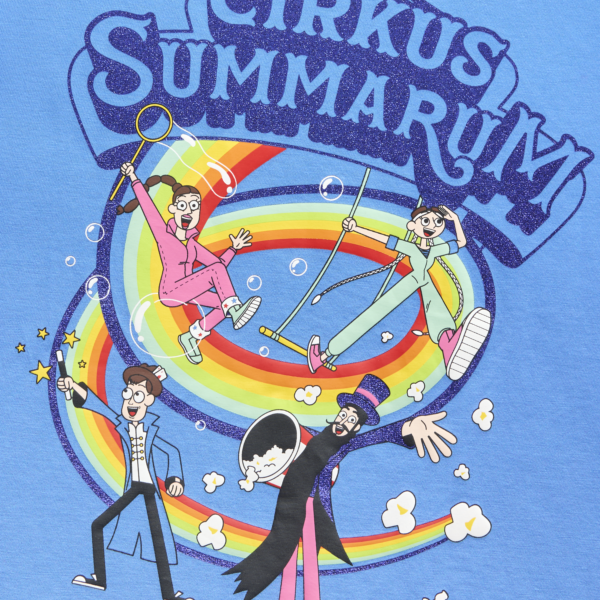 Nærbillede af Cirkus Summarum tryk på forsiden af t-shirt i blå. På trykket ses Cirkus Summarum logo, regnbue og fire cirkusartister.