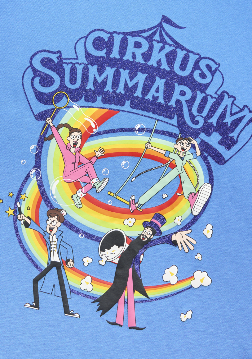Den officielle Cirkus Summarum T-shirt fra name it i blå. På billedet er zoomet ind på det Cirkus Summarum tryk, der er på forsiden af T-shirten.