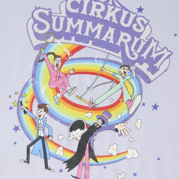 Nærbillede af Cirkus Summarum tryk på forsiden af t-shirt i lilla. På trykket ses Cirkus Summarum logo, regnbue og fire cirkusartister.